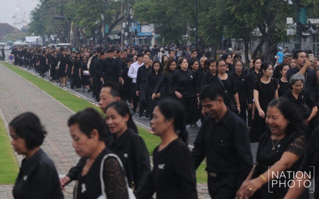 ปชช.ยังเดินต่อคิวเข้ากราบพระบรมศพฯ แม้ฝนโปรยลงมาช่วงบ่าย