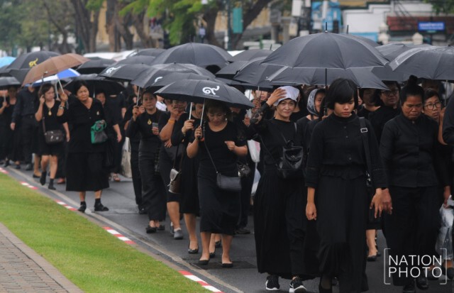 ปชช.ยังเดินต่อคิวเข้ากราบพระบรมศพฯ แม้ฝนโปรยลงมาช่วงบ่าย