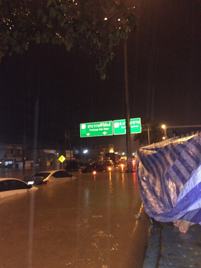 บางสะพาน น้ำท่วม กิโลเมตรที่ 385-386 รถเล็กใหญ่ไม่สามารถสัญจรผ่านได้