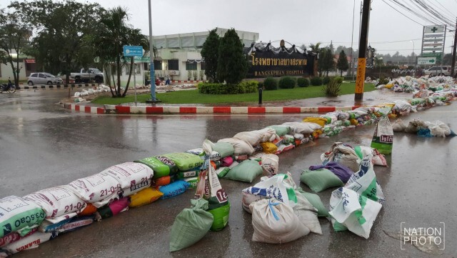 บางสะพานอ่วม! ฝนหนักติดต่อ 5 วัน น้ำป่าไหลเข้าพื้นที่