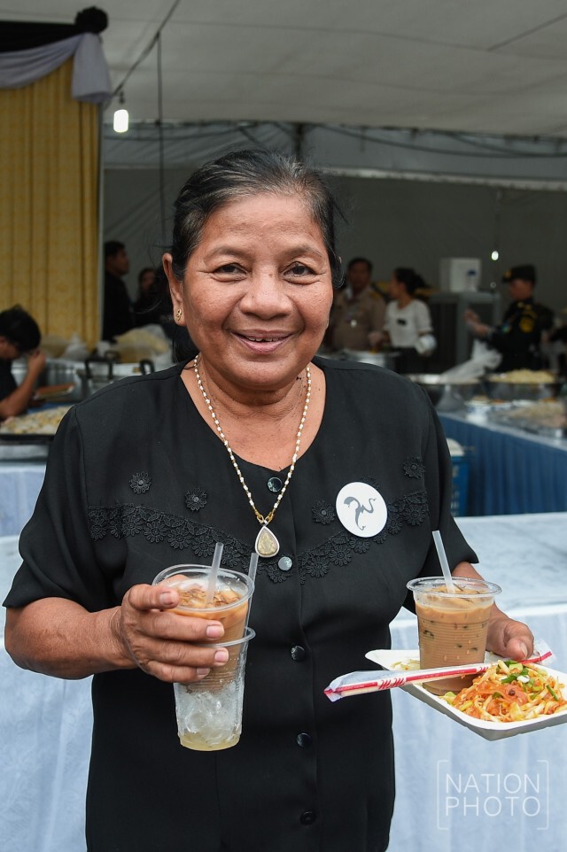 สมเด็จพระเจ้าอยู่หัว โปรดเกล้าฯ พระราชทานผัดไทโบราณและน้ำดื่มแก่ประชาชน
