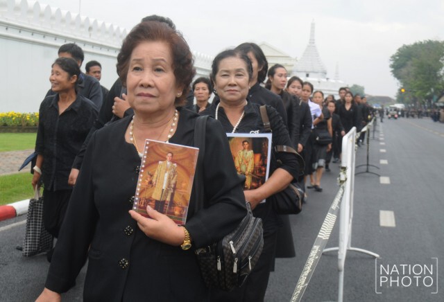 ปชช.ยังเดินต่อคิวเข้ากราบพระบรมศพฯ แม้ฝนโปรยลงมาช่วงบ่าย