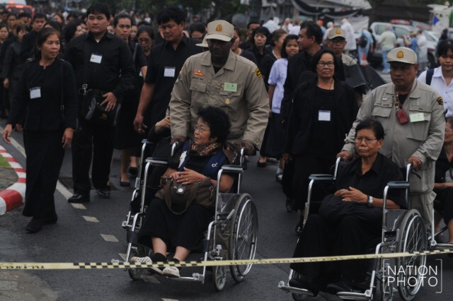 ปชช.ยังเดินต่อคิวเข้ากราบพระบรมศพฯ แม้ฝนโปรยลงมาช่วงบ่าย