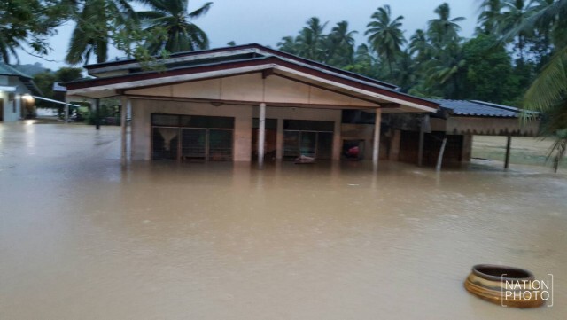 บางสะพานอ่วม! ฝนหนักติดต่อ 5 วัน น้ำป่าไหลเข้าพื้นที่