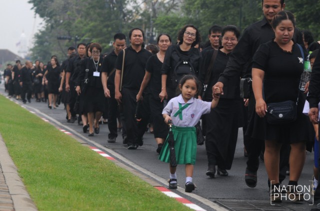ปชช.ยังเดินต่อคิวเข้ากราบพระบรมศพฯ แม้ฝนโปรยลงมาช่วงบ่าย