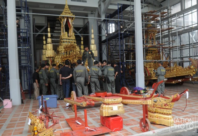 "ช่างสิบหมู่-ทหารกรมสรรพาวุธ" เข้าถอดชิ้นส่วน เตรียมซ่อมแซมราชรถน้อย