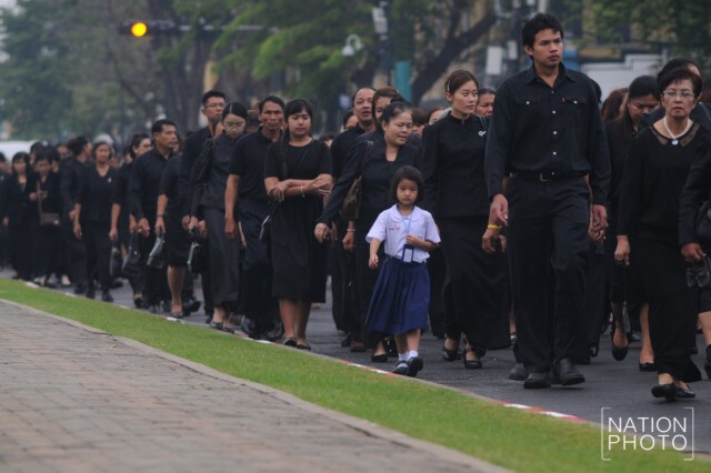 ปชช.ยังเดินต่อคิวเข้ากราบพระบรมศพฯ แม้ฝนโปรยลงมาช่วงบ่าย