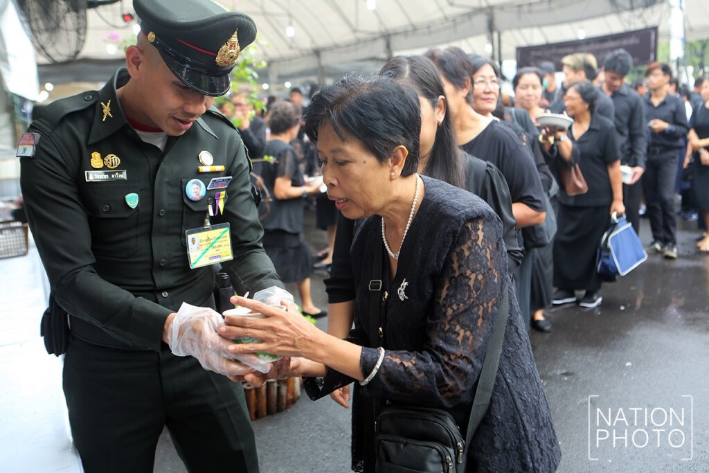 สมเด็จพระเจ้าอยู่หัว โปรดเกล้าฯ พระราชทานข้าวน้ำพริกอ่อง, ก๋วยเตี๋ยวไก่ตุ๋นแก่ประชาชน สมเด็จพระเจ้าอยู่หัว โปรดเกล้าฯ พระราชทานข้าวน้ำพริกอ่อง, ก๋วยเตี๋ยวไก่ตุ๋นแก่ประชาชน