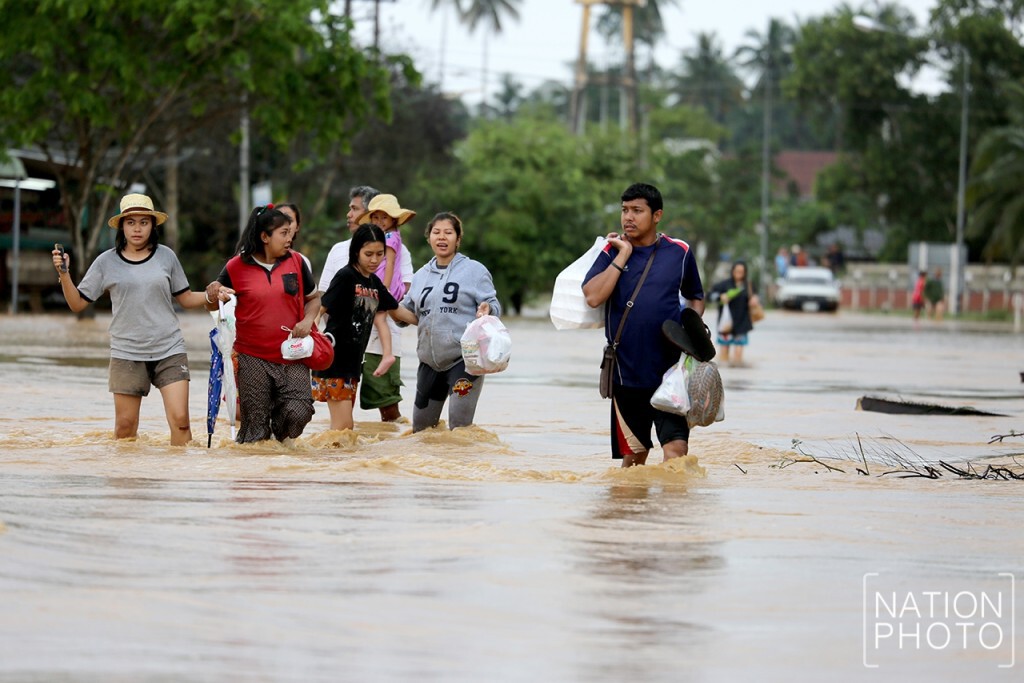 "บางสะพาน" วิกฤต! ระดับน้ำหลายจุดสูงเกิน 1 เมตร "บางสะพาน" วิกฤต! ระดับน้ำหลายจุดสูงเกิน 1 เมตร