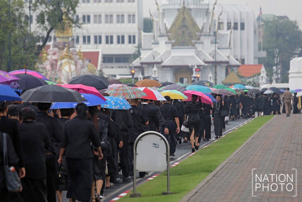 ประชาชนรอเข้าสักการะพระบรมศพ ท่ามกลางสายฝนช่วงเช้า 10 ม.ค. 60 ประชาชนรอเข้าสักการะพระบรมศพ ท่ามกลางสายฝนช่วงเช้า 10 ม.ค. 60
