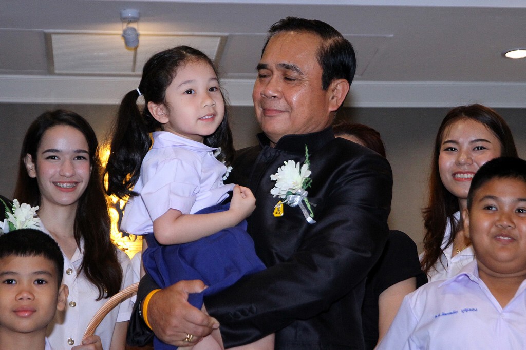 "ประยุทธ์"รับมอบดอกกล้วยไม้ ดอกไม้ประจำ"วันครู" "ประยุทธ์"รับมอบดอกกล้วยไม้ ดอกไม้ประจำ"วันครู"