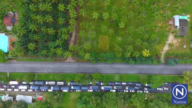 รถติดยาว 20 กม.!
ทางเข้าบางสะพานอัมพาต