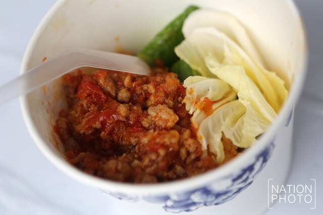 สมเด็จพระเจ้าอยู่หัว โปรดเกล้าฯ พระราชทานข้าวน้ำพริกอ่อง, ก๋วยเตี๋ยวไก่ตุ๋นแก่ประชาชน