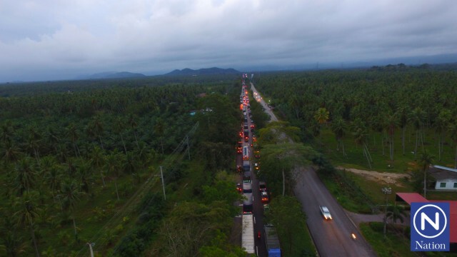 รถติดยาว 20 กม.!
ทางเข้าบางสะพานอัมพาต
