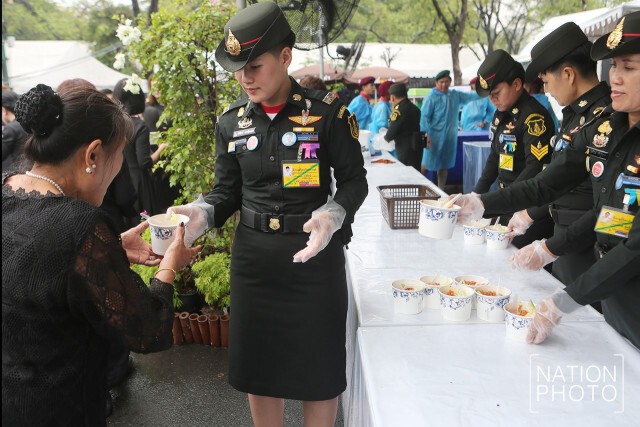 สมเด็จพระเจ้าอยู่หัว โปรดเกล้าฯ พระราชทานข้าวน้ำพริกอ่อง, ก๋วยเตี๋ยวไก่ตุ๋นแก่ประชาชน