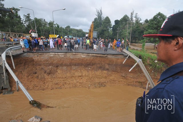 สะพานวังยาวขาด! ไม่สามารถผ่านลงใต้ได้