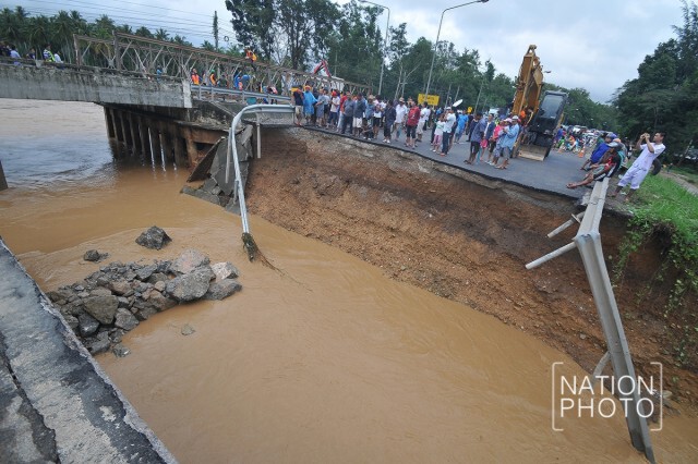 สะพานวังยาวขาด! ไม่สามารถผ่านลงใต้ได้