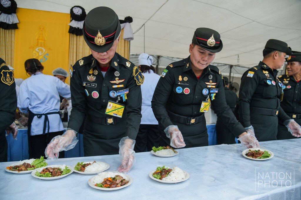สมเด็จพระเจ้าอยู่หัว ทรงห่วงใยพสกนิกร พระราชทานอาหารแก่ประชาชน สมเด็จพระเจ้าอยู่หัว ทรงห่วงใยพสกนิกร พระราชทานอาหารแก่ประชาชน