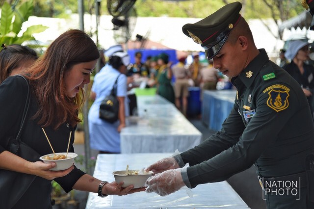 สมเด็จพระเจ้าอยู่หัว ทรงห่วงใยพสกนิกร พระราชทานข้าวผัดแหนมทรงเครื่องและน้ำ