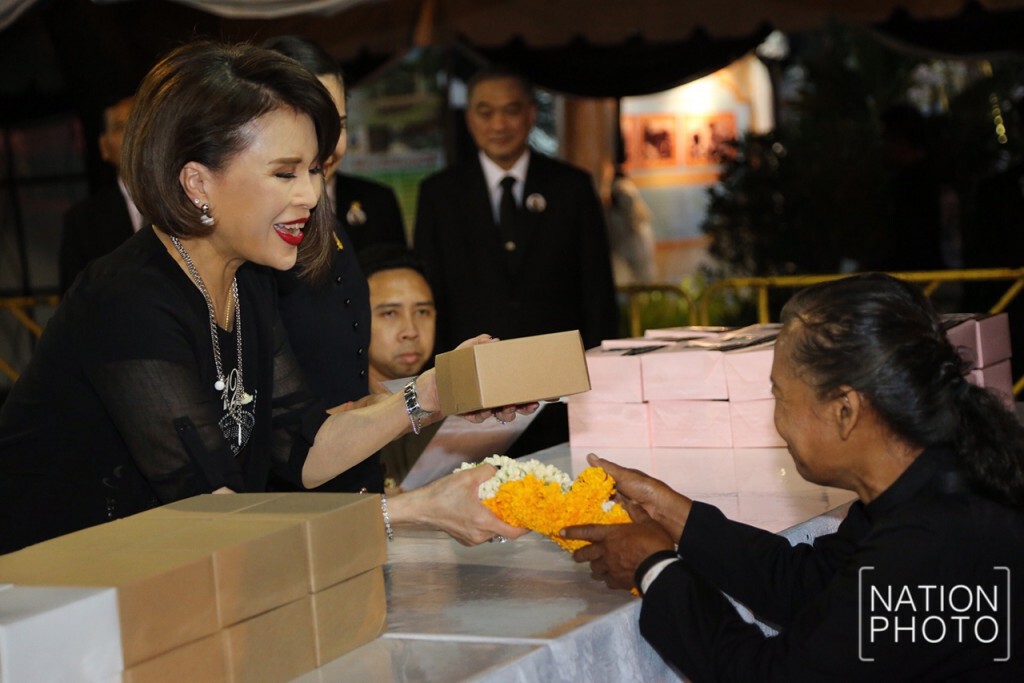 ทูลกระหม่อมหญิงอุบลรัตนฯ เสด็จทรงประทานพระบรมฉายาลักษณ์-อาหารให้กับพสกนิกร ทูลกระหม่อมหญิงอุบลรัตนฯ เสด็จทรงประทานพระบรมฉายาลักษณ์-อาหารให้กับพสกนิกร
