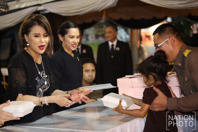 ทูลกระหม่อมหญิงอุบลรัตนฯ เสด็จทรงประทานพระบรมฉายาลักษณ์-อาหารให้กับพสกนิกร