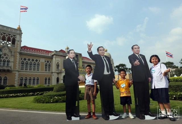 เด็กๆ โพสท่าคู่หุ่น "ลุงตู่"