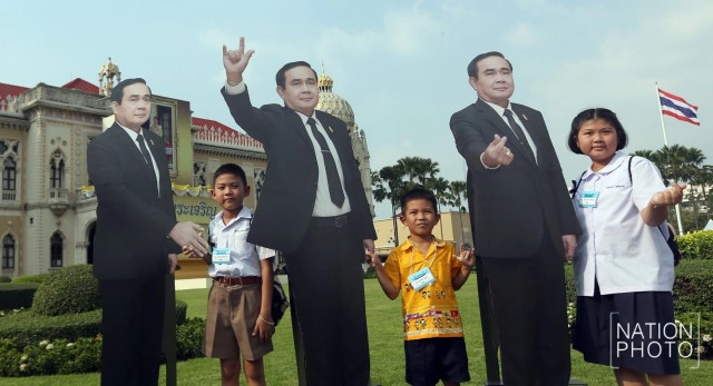 เด็กๆ โพสท่าคู่หุ่น "ลุงตู่"