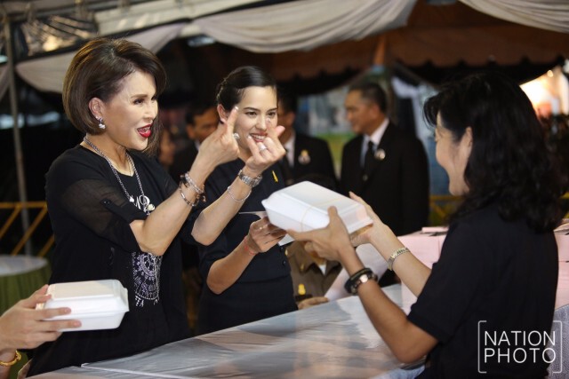 ทูลกระหม่อมหญิงอุบลรัตนฯ เสด็จทรงประทานพระบรมฉายาลักษณ์-อาหารให้กับพสกนิกร