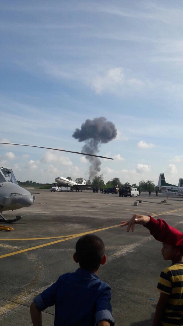 ด่วน! เครื่องบินไอพ่น กริฟฟิน ตกที่ กองบิน 56 ขณะบินโชว์งานวันเด็ก