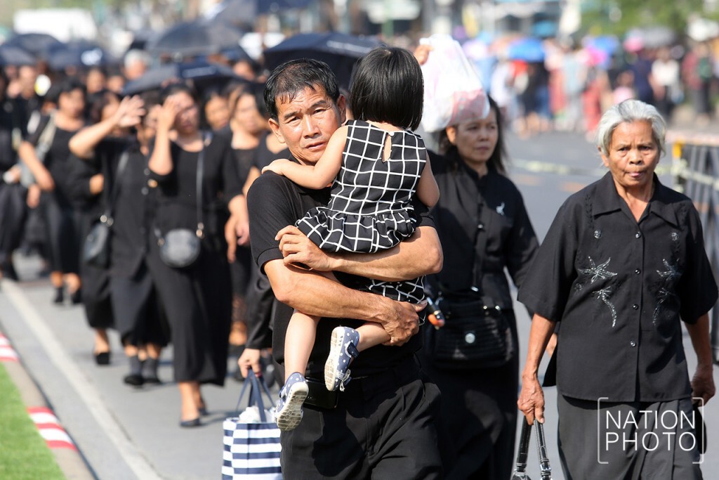 ประชาชน รอเข้าคิวสักการะพระบรมศพ 15 ม.ค.2560 ประชาชน รอเข้าคิวสักการะพระบรมศพ 15 ม.ค.2560