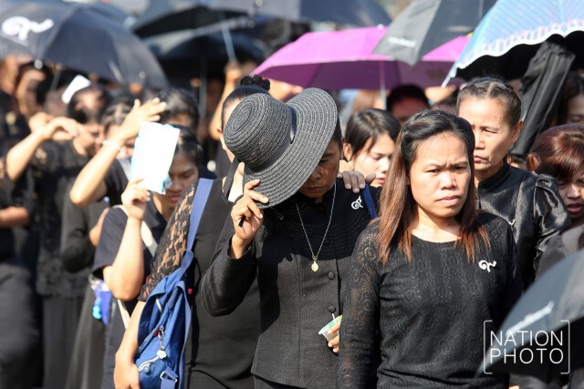 ประชาชน รอเข้าคิวสักการะพระบรมศพ 15 ม.ค.2560
