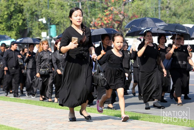 ประชาชน รอเข้าคิวสักการะพระบรมศพ 15 ม.ค.2560