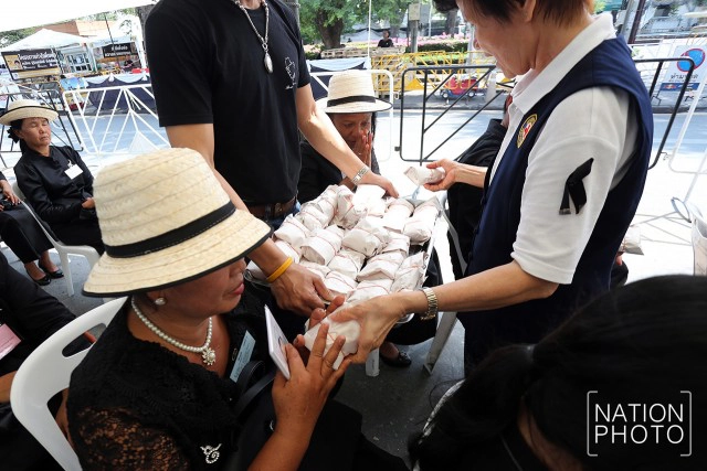 ไก่ทอด เพื่อนพึ่ง(ภาฯ) แจกสนามหลวงวันสุดท้าย