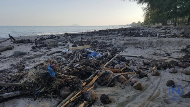 "ชายหาดบ้านกรูด" เริ่มส่งกลิ่นเหม็นเน่า หลังเศษขยะน้ำท่วมถูกคลื่นซัดเกยหาด