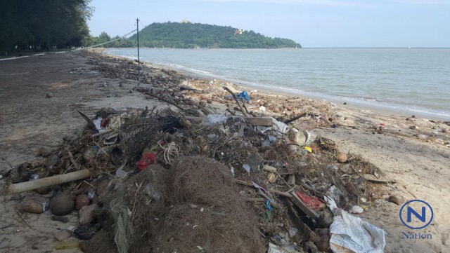 "ชายหาดบ้านกรูด" เริ่มส่งกลิ่นเหม็นเน่า หลังเศษขยะน้ำท่วมถูกคลื่นซัดเกยหาด