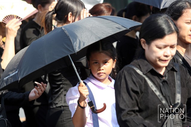 ประชาชน รอเข้าคิวสักการะพระบรมศพ 15 ม.ค.2560