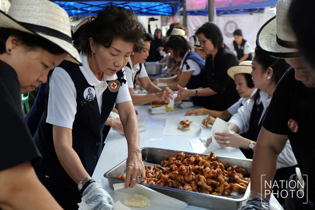ไก่ทอด เพื่อนพึ่ง(ภาฯ) แจกสนามหลวงวันสุดท้าย