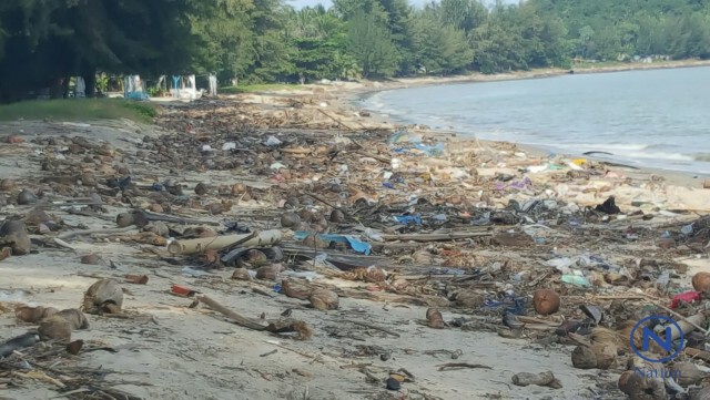 "ชายหาดบ้านกรูด" เริ่มส่งกลิ่นเหม็นเน่า หลังเศษขยะน้ำท่วมถูกคลื่นซัดเกยหาด