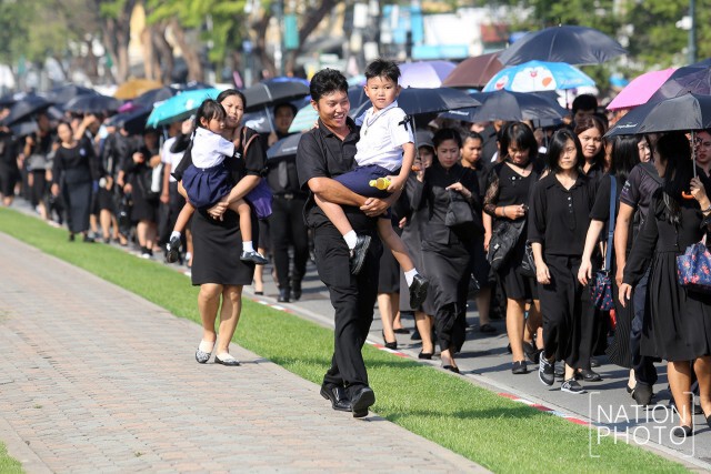 ประชาชน รอเข้าคิวสักการะพระบรมศพ 15 ม.ค.2560