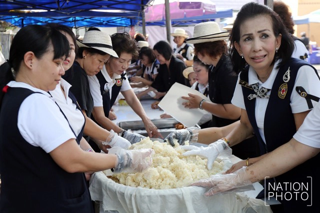 ไก่ทอด เพื่อนพึ่ง(ภาฯ) แจกสนามหลวงวันสุดท้าย