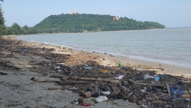 "ชายหาดบ้านกรูด" เริ่มส่งกลิ่นเหม็นเน่า หลังเศษขยะน้ำท่วมถูกคลื่นซัดเกยหาด