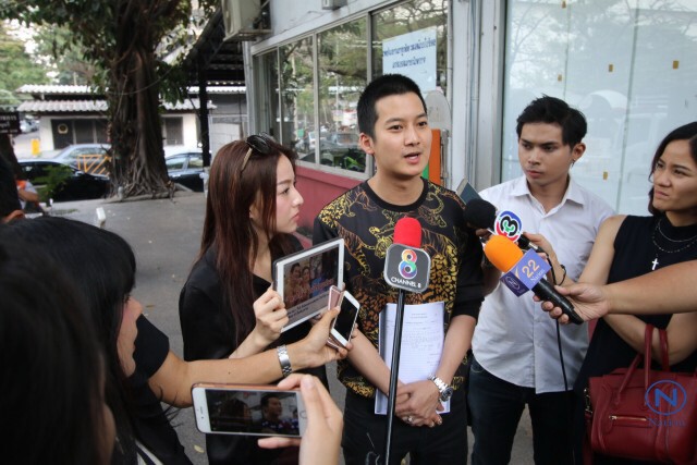 "เชน ธนา" ควงภรรยาแจ้งความ มีผู้ไม่หวังดีแอบอ้างชื่อดูหมิ่นพี่น้องชาวใต้