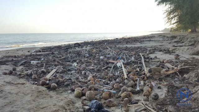 "ชายหาดบ้านกรูด" เริ่มส่งกลิ่นเหม็นเน่า หลังเศษขยะน้ำท่วมถูกคลื่นซัดเกยหาด
