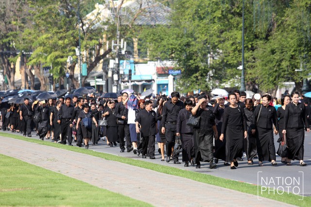 ประชาชน รอเข้าคิวสักการะพระบรมศพ 15 ม.ค.2560