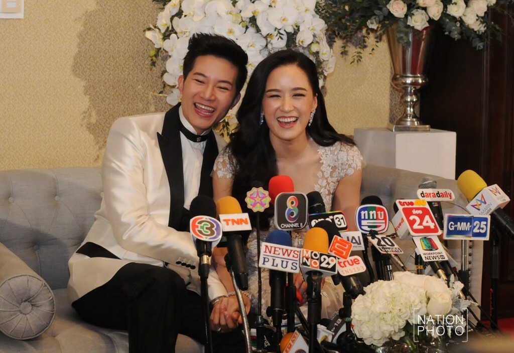ภาพชุด "อั๋น ภูวนาท" ควง จ๋า อลิสา
เปิดใจเข้าพิธีวิวาห์ พร้อมมีทายาททันที ภาพชุด "อั๋น ภูวนาท" ควง จ๋า อลิสา
เปิดใจเข้าพิธีวิวาห์ พร้อมมีทายาททันที