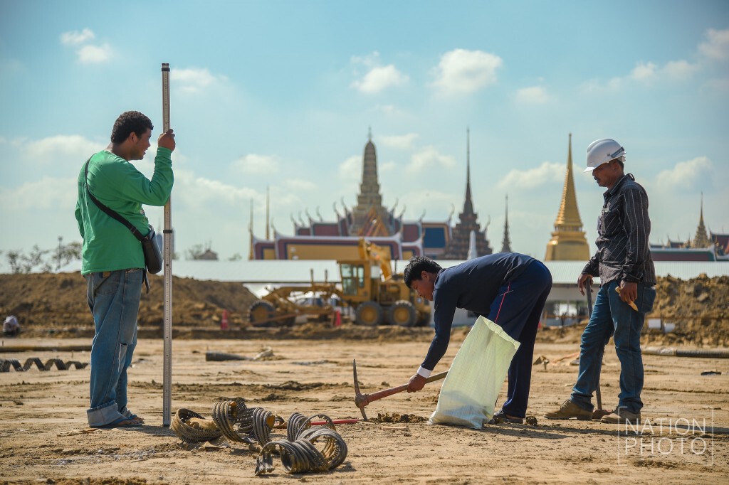 เจ้าหน้าที่ ดำนินการตอกเสาเข็มก่อสร้างพระเมรุมาศ เจ้าหน้าที่ ดำนินการตอกเสาเข็มก่อสร้างพระเมรุมาศ
