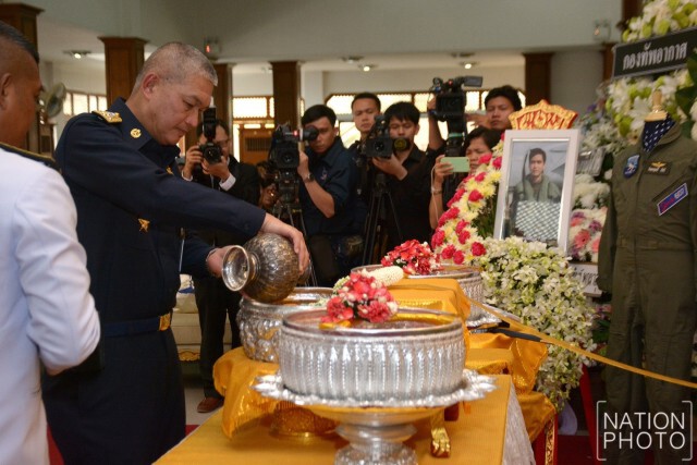 สมเด็จพระเจ้าอยู่หัว พระราชทานน้ำหลวงอาบศพ"น.ต.ดิลกฤทธิ์ ปัถวี"