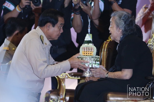 "ประยุทธ์"ร่วมงานวันครูประจำปี 2560