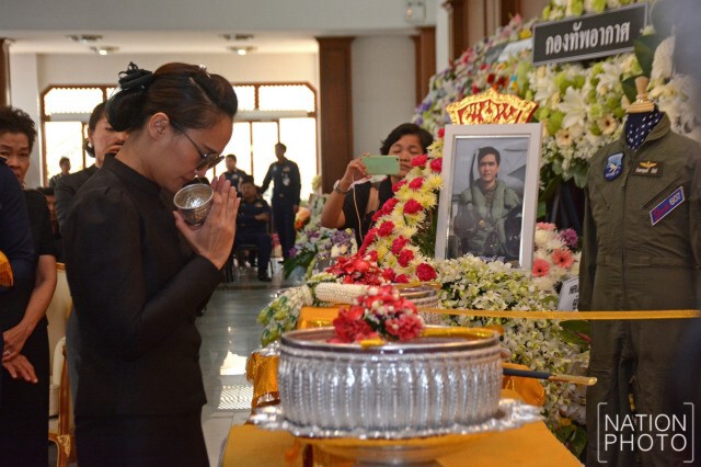 สมเด็จพระเจ้าอยู่หัว พระราชทานน้ำหลวงอาบศพ"น.ต.ดิลกฤทธิ์ ปัถวี"