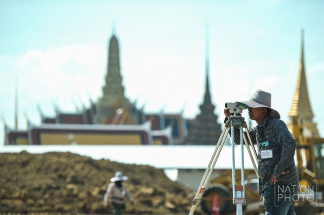 เจ้าหน้าที่ ดำนินการตอกเสาเข็มก่อสร้างพระเมรุมาศ